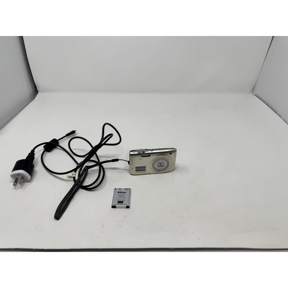 Nikon COOLPIX S3100 14.0MP Digital Camera with Cable Charger